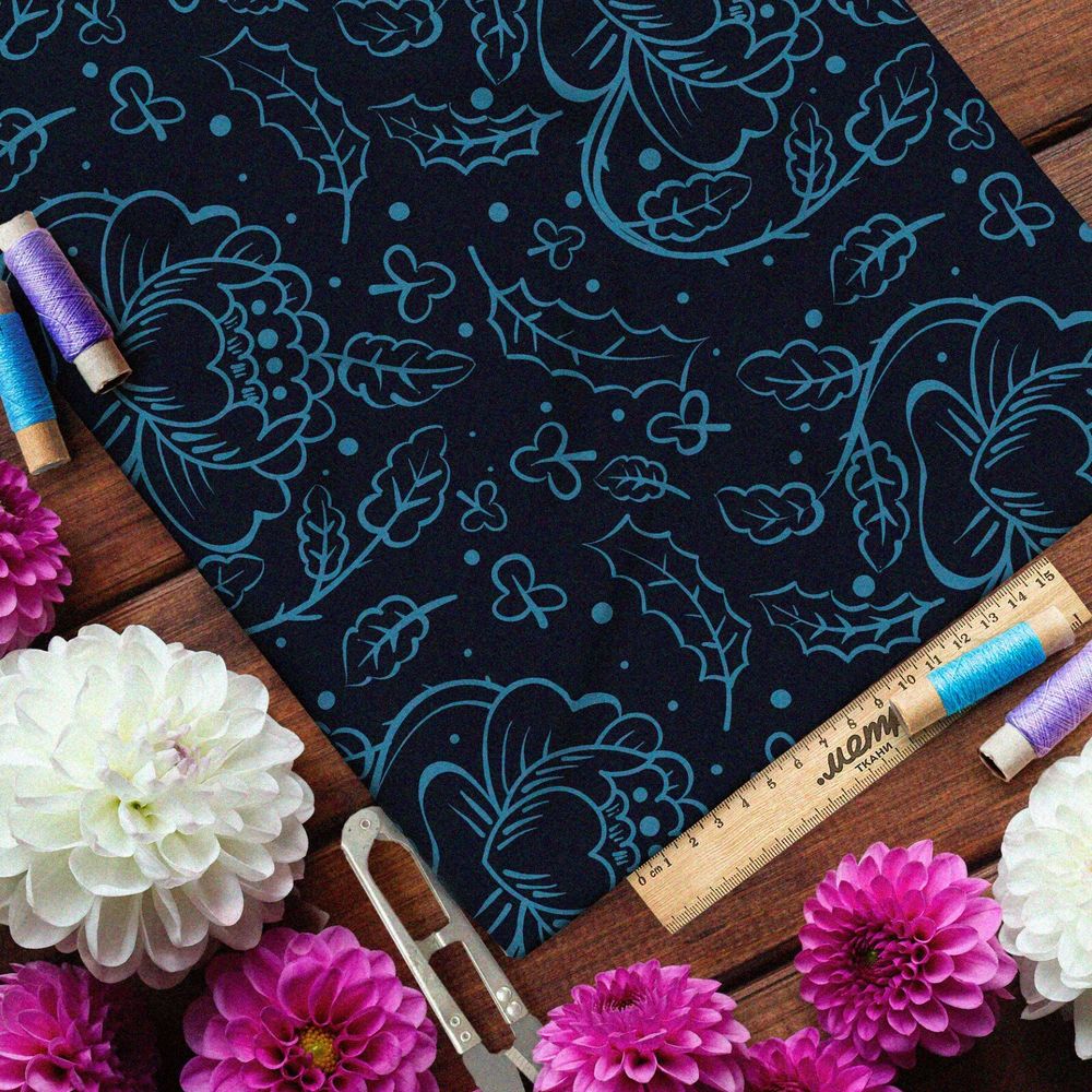 Ткань оксфорд 600 синие нарисованные цветы и листья на чёрном фоне