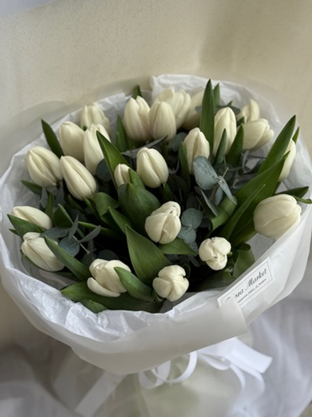 Белые тюльпаны и эвкалипт в воздушном оформлении от Флора Маркет