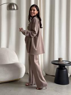 Комплект вязаный, брюки на высокой посадке, кардиган средней длины, топ на одно плечо