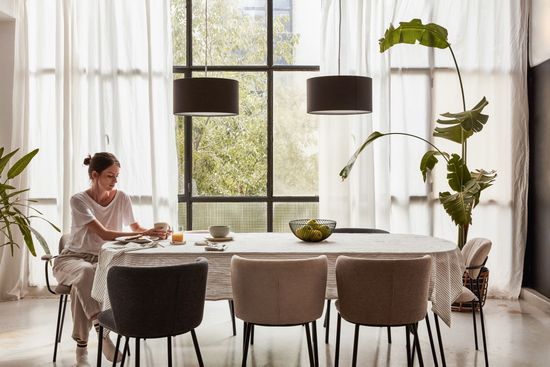 Ciselia Стул из синели светло-коричневого цвета и черной стали Испания La Forma