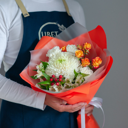 Яркий букет с одноголовой хризантемой в оранжевом оформлении