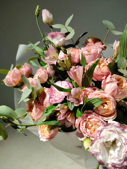 Стильный букет-кулек в яркой гамме (С0058)