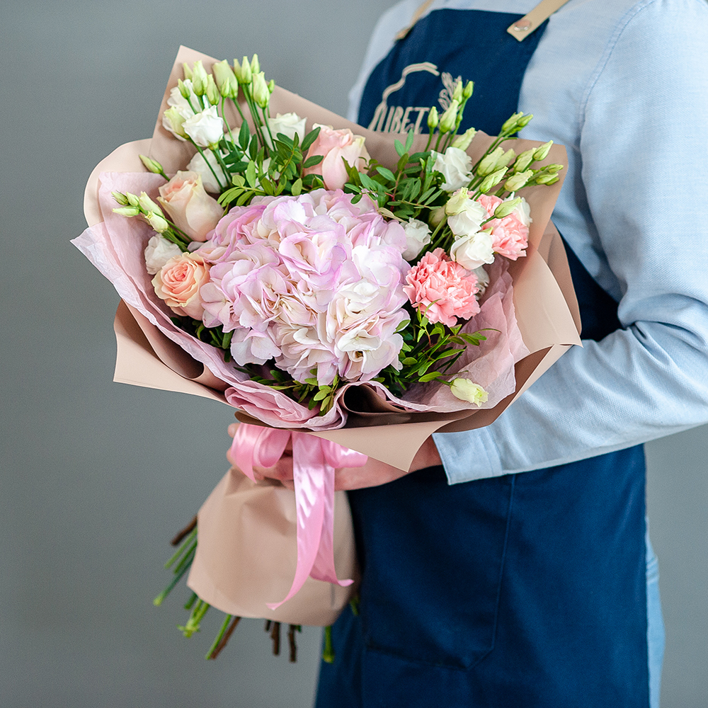 Нежный букет с гортензией и лизиантусами