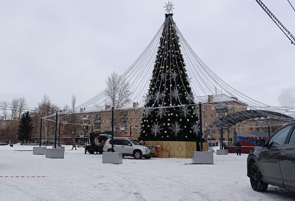Светящееся ограждение и подиум для большой елки