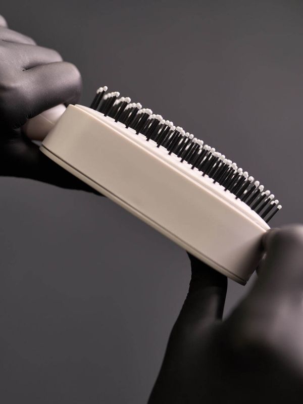 Самоочищающаяся расческа с кнопкой