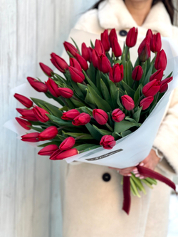 Красные тюльпаны в эффектном букете от Флора Маркет