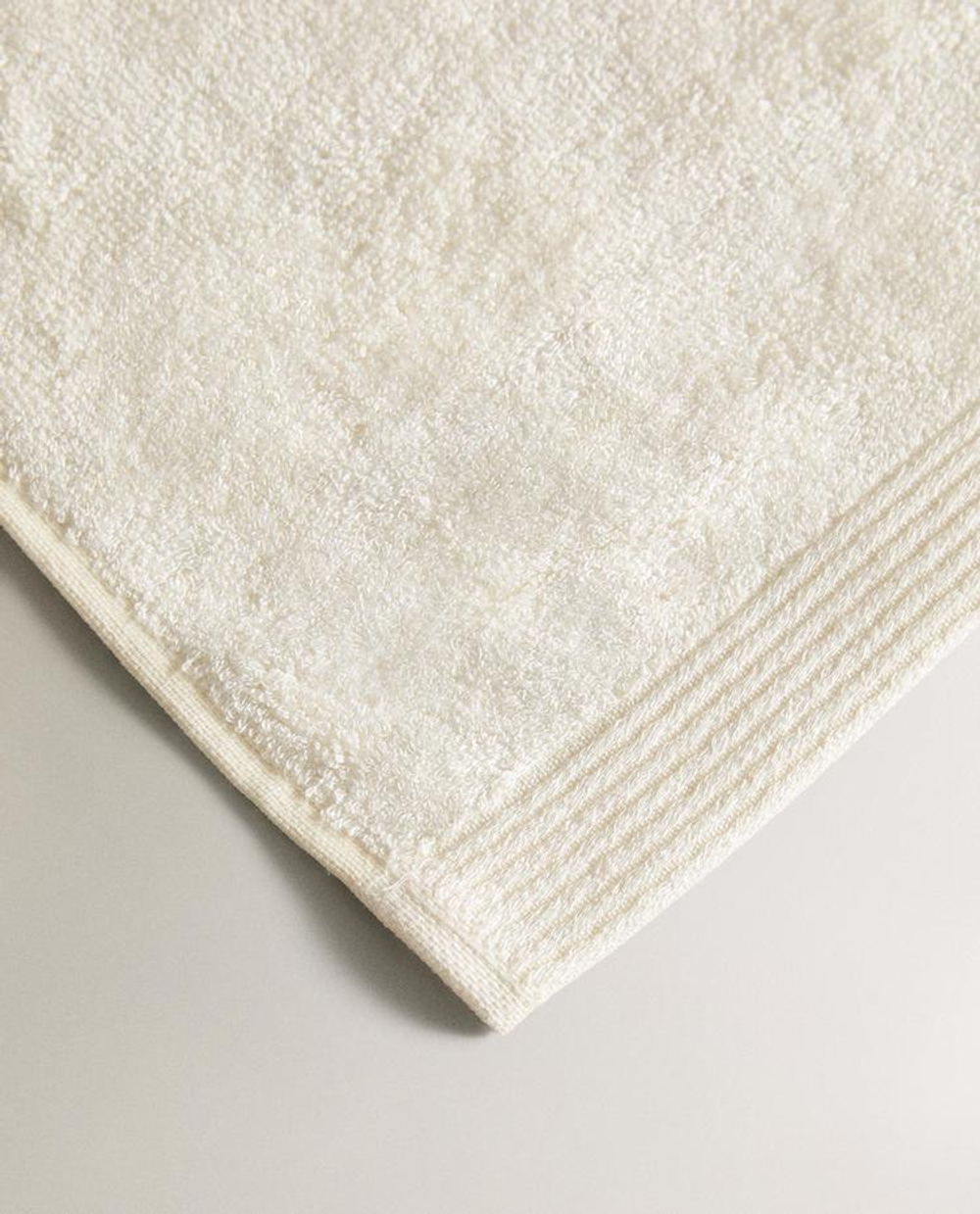 ZARA HOME ПОЛОТЕНЦЕ ИЗ СМЕСИ ХЛОПКА И ШЕЛКА С КАЙМОЙ, ЦВЕТ СЛОНОВОЙ КОСТИ