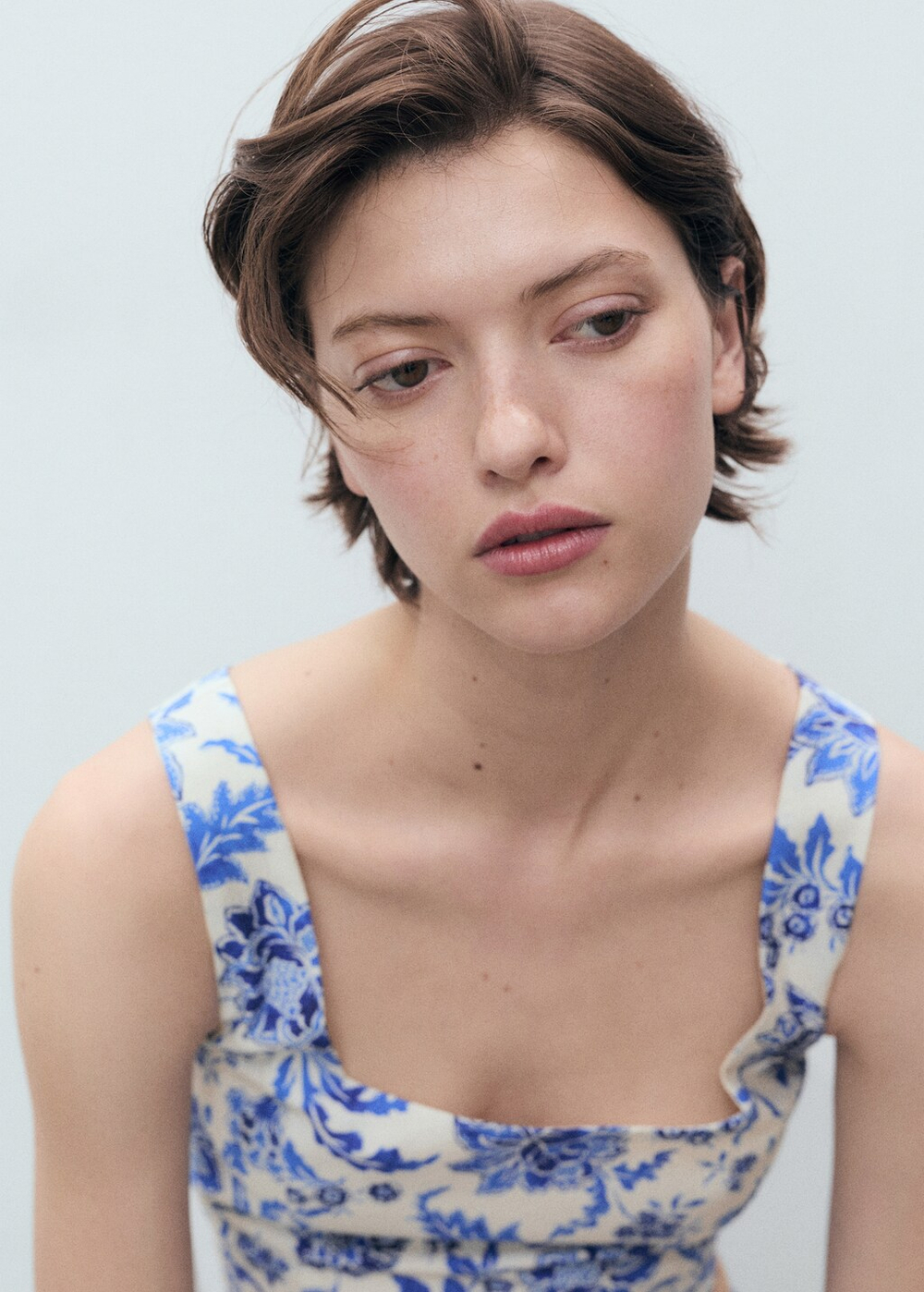 Укороченный топ с цветами и декольте