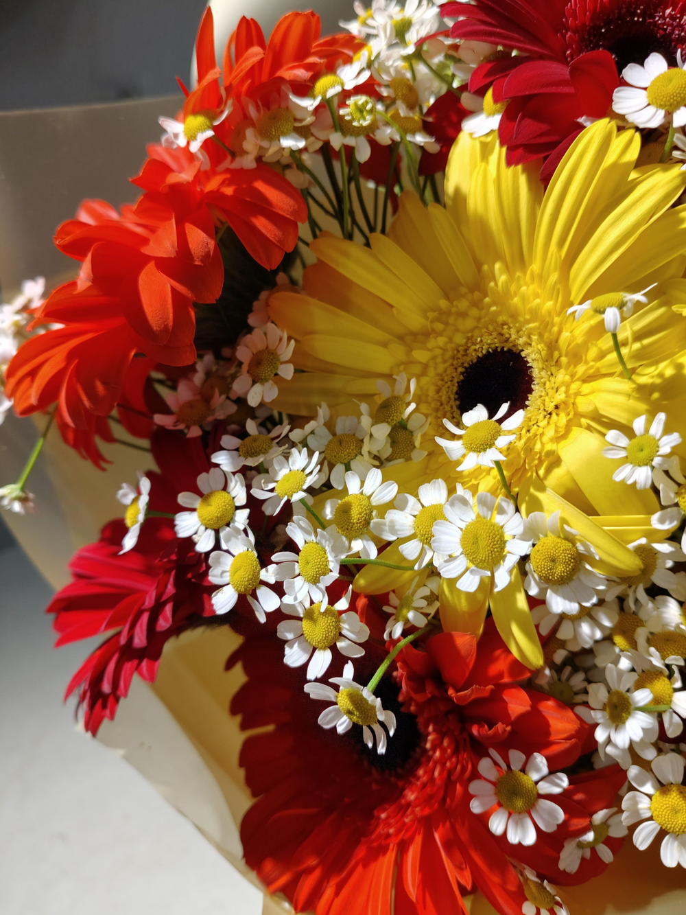 Летний солнечный букет с танацетумом и ароматными пионами Сара Бернард (С0034)