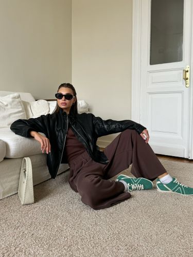 Черная куртка-бомбер из эко-кожи с завязками