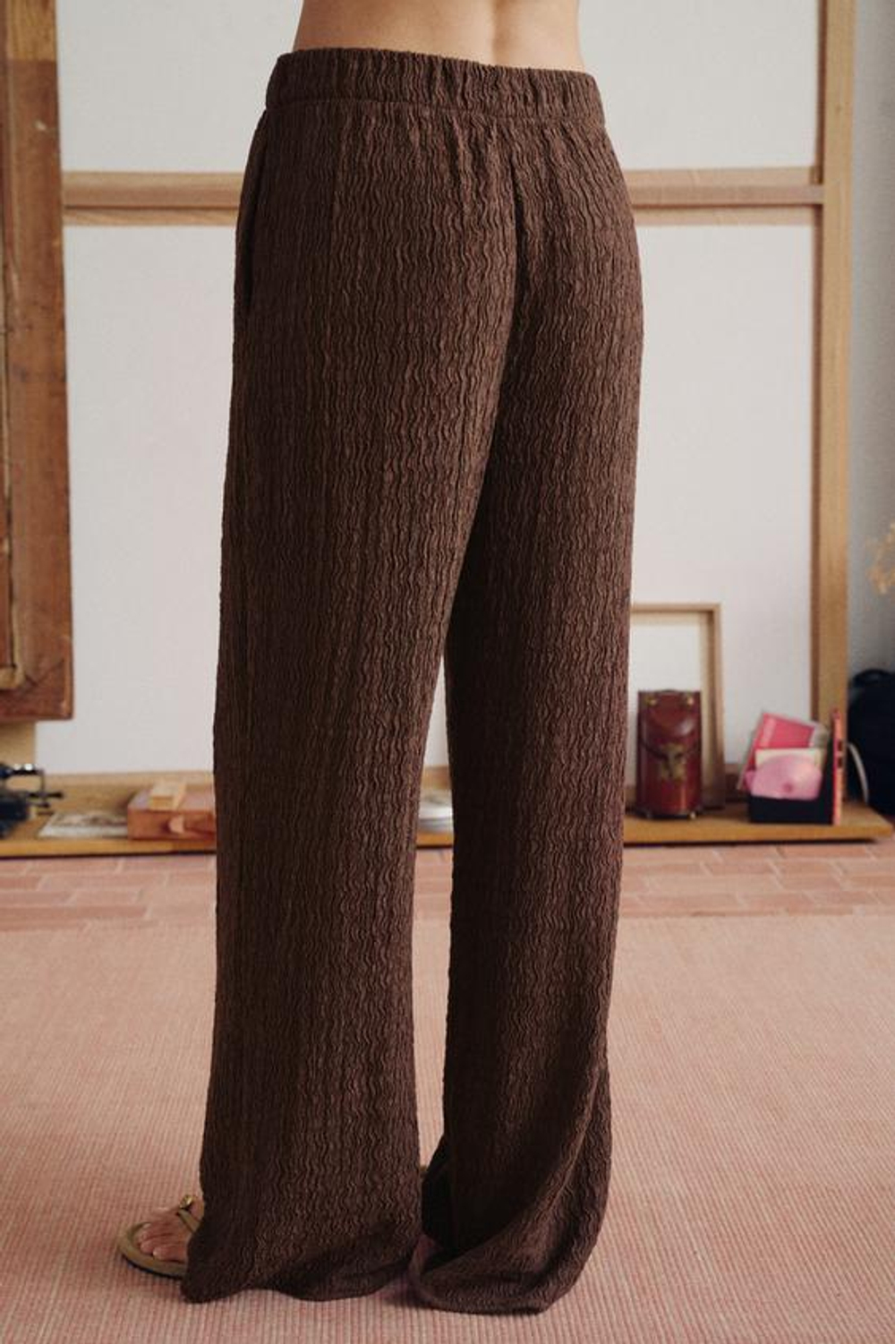 ZARA БРЮКИ С ЭФФЕКТОМ МЯТОЙ ТКАНИ, КОРИЧНЕВЫЙ