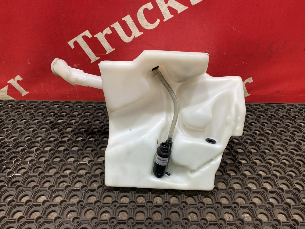 Бачок омывателя лобового стекла 2018г