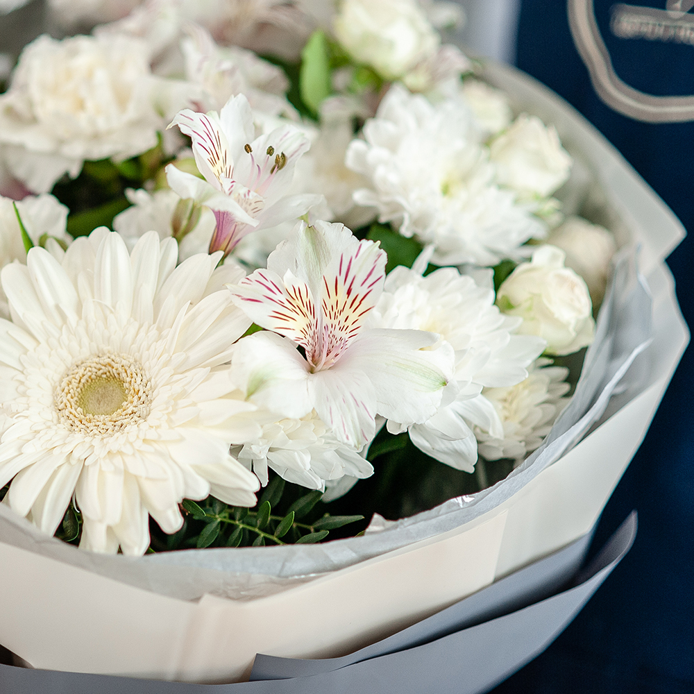 Белый букет с герберой