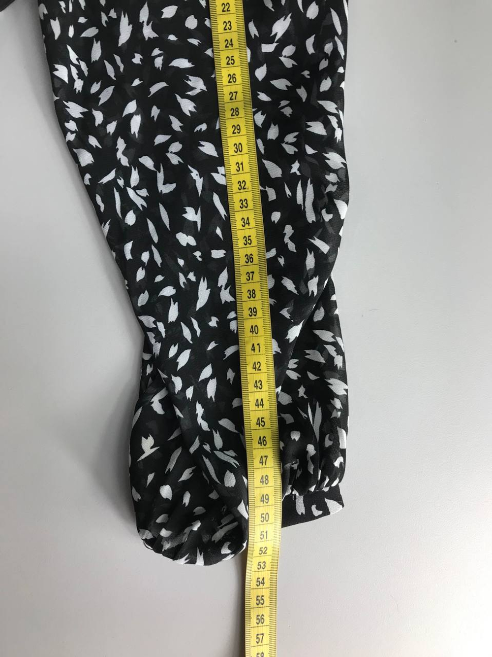 Платье монохромное, визуально на 48 размер