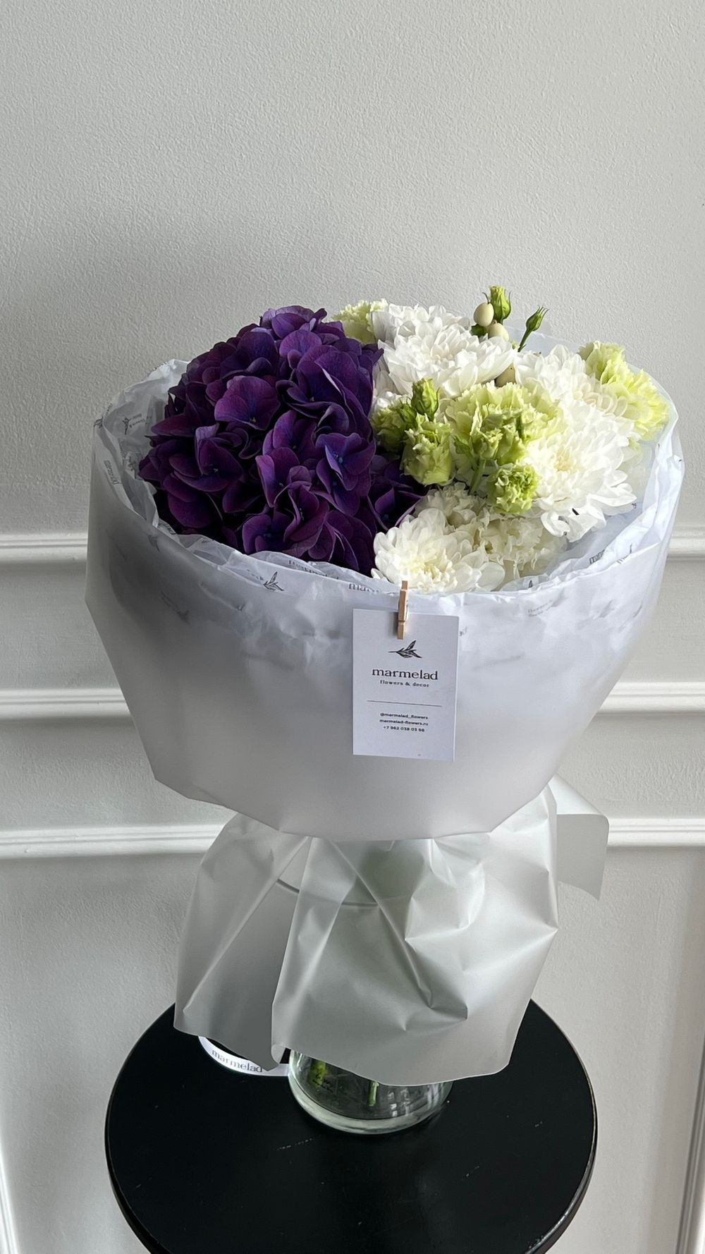 Сборный букет из гортензии, хризантемы, диантусов и лизиантуса