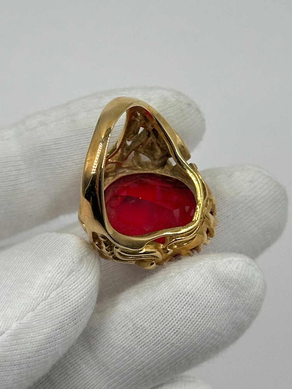 Кольцо с красным кристаллом