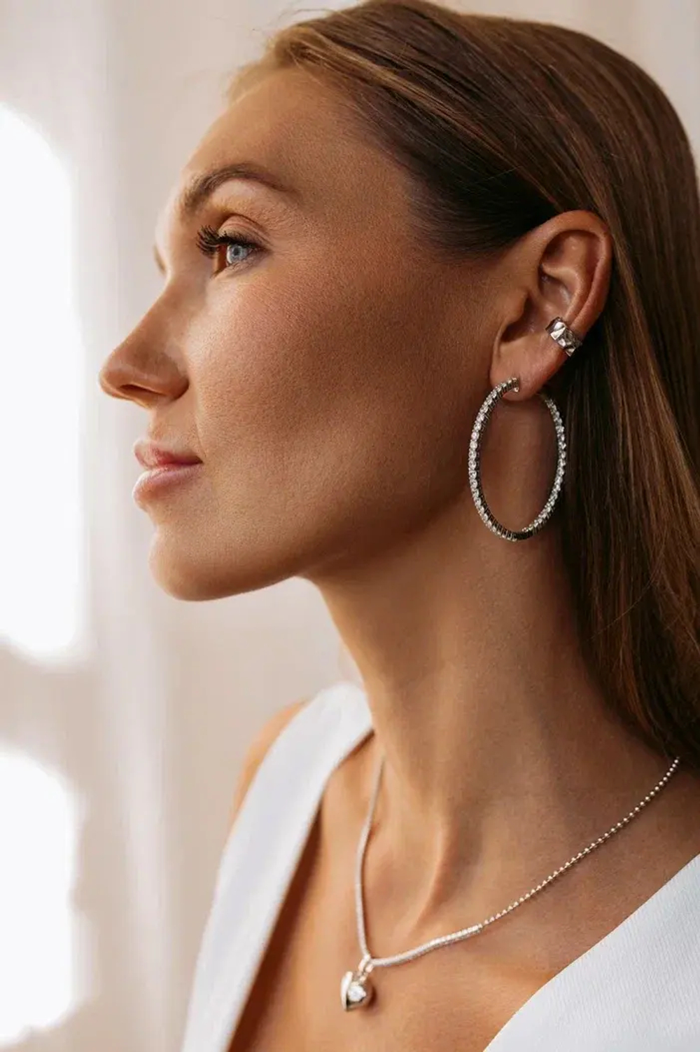 Массивные серьги-конго с россыпью камней