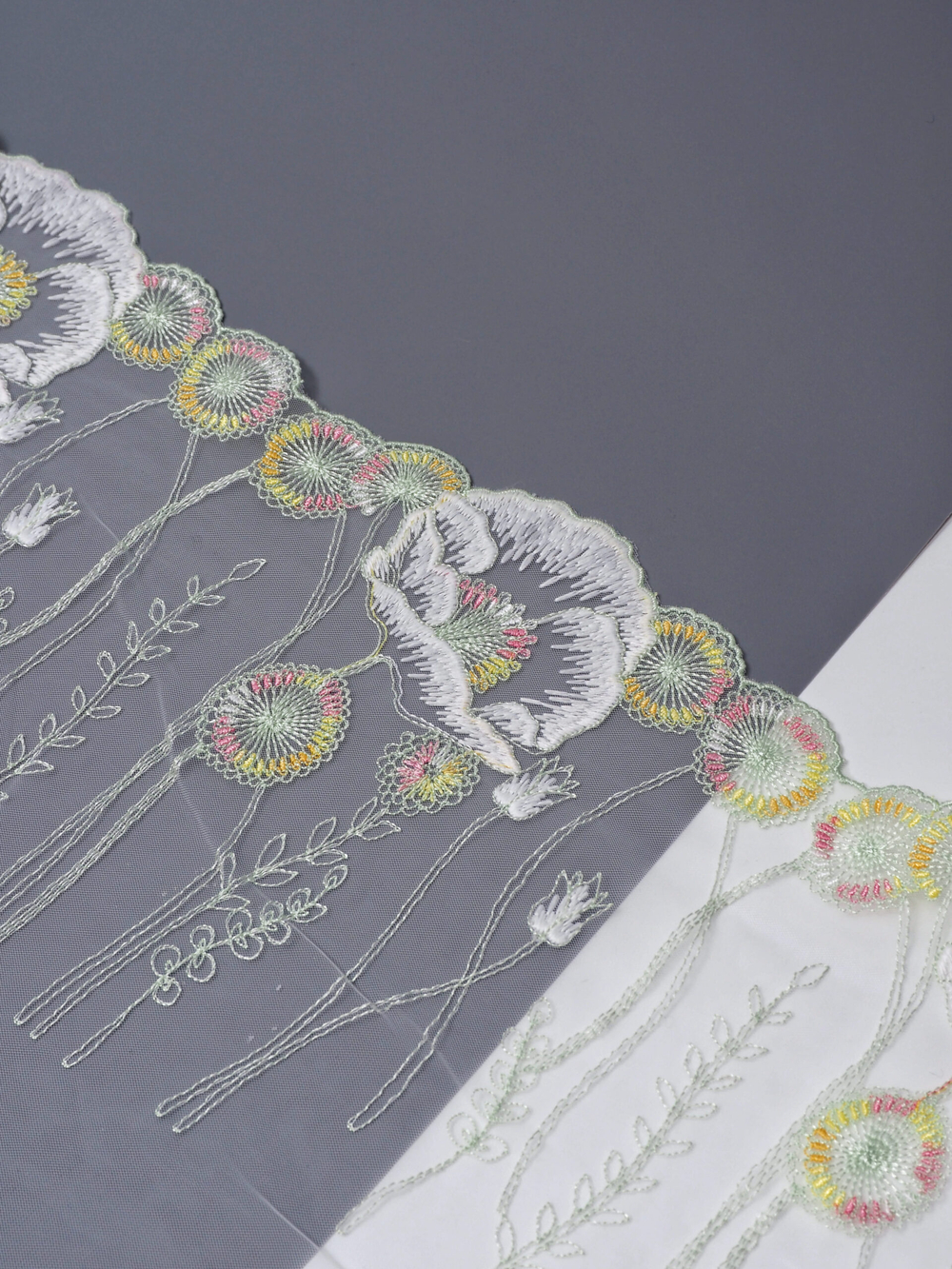 Вышивка на сетке бледно-зеленая с мультиколор ширина 21 см (2 стороны)