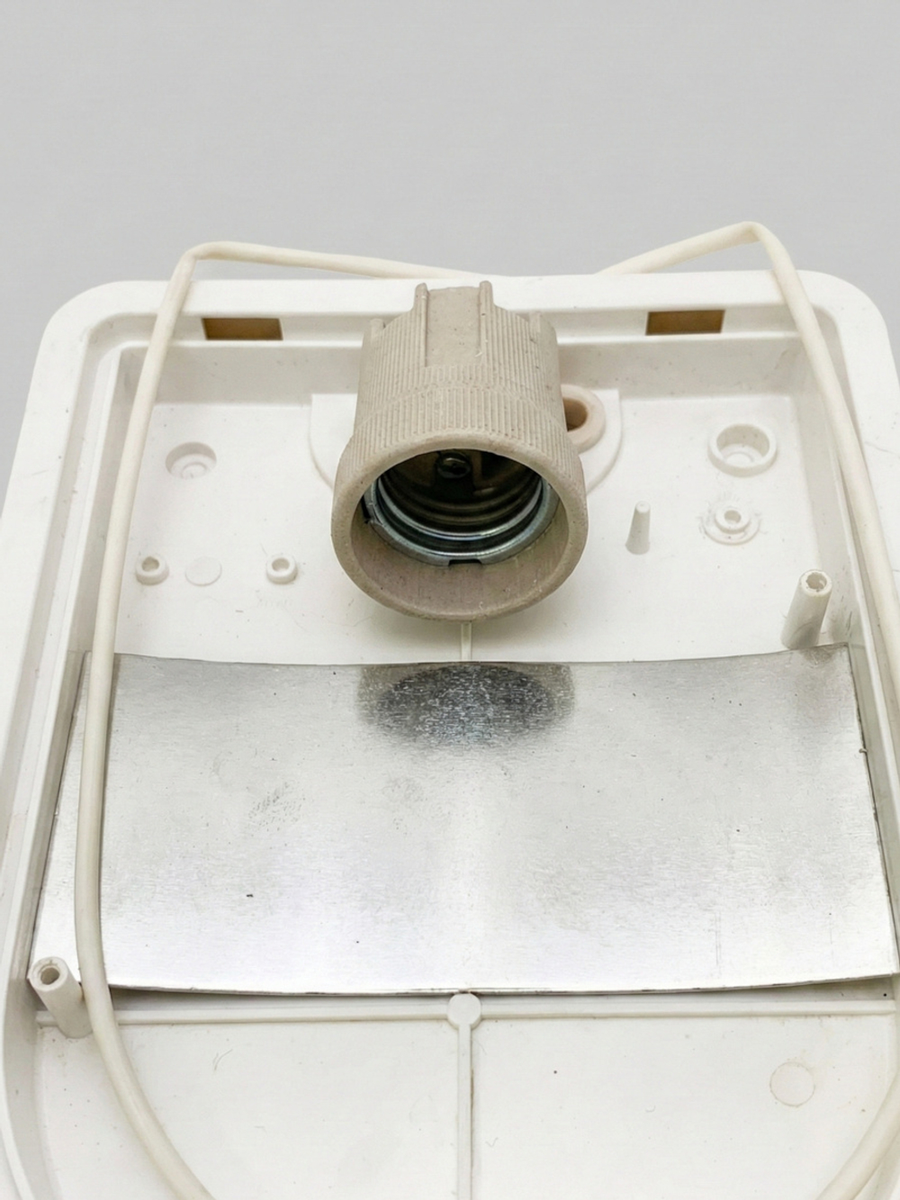 Настенный влагозащищенный светильник IP54 в гараж и душ | Царь-Огонь Свет