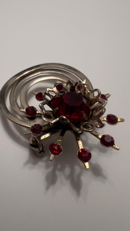 Брошь с бордовыми кристаллами и снежинкой