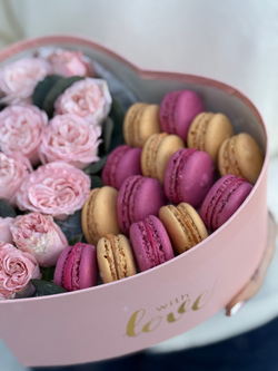 «Сердце» с пионовидными кустовыми розами, эвкалиптом и яркими макарунс от Флора Маркет, размер M