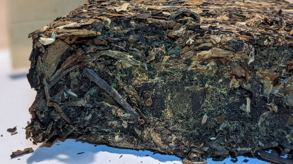 Старый Белый с "Золотыми Цветами", Лао Бай Ча "Цзинь Хуа", в разлом