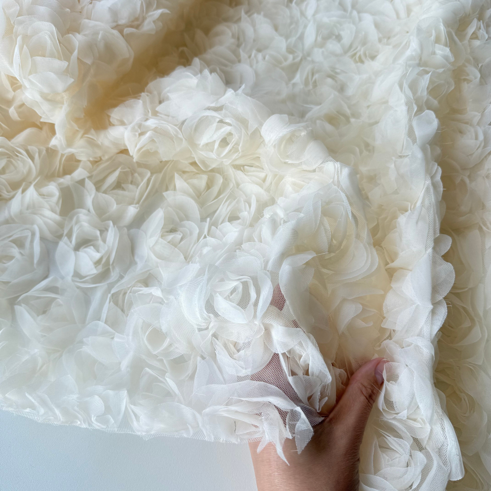 Фатин с объёмными розами Сливочный