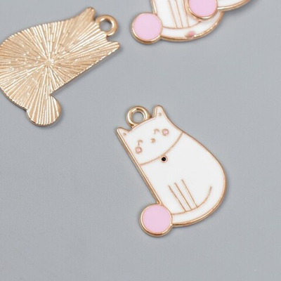 Декор для творчества металл, эмаль "Белый котик с мячиком" 2,6х1,9 см