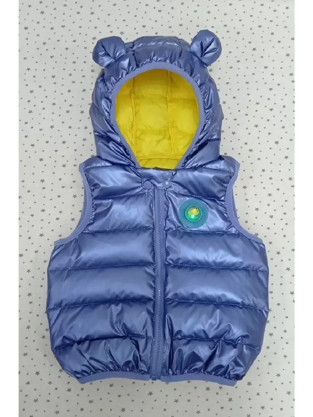 Детская жилетка для мальчика светящаяся.