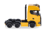 Трехосный тягач Scania CS20 HD с кронштейном фонаря, защитой от ударов и высокими трубами, желтый