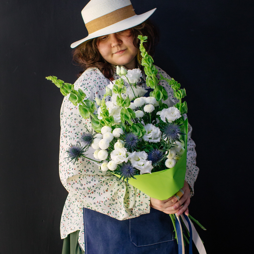 12. Современный букет с молюцеллой и эрингиумом