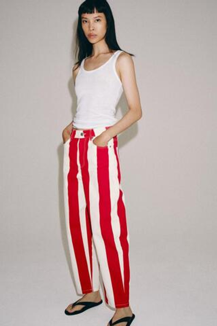 ZARA ЗАУЖЕННЫЕ ДЖИНСЫ В ПОЛОСКУ СО СРЕДНЕЙ ПОСАДКОЙ — ZW COLLECTION, КРАСНАЯ ПОЛОСКА