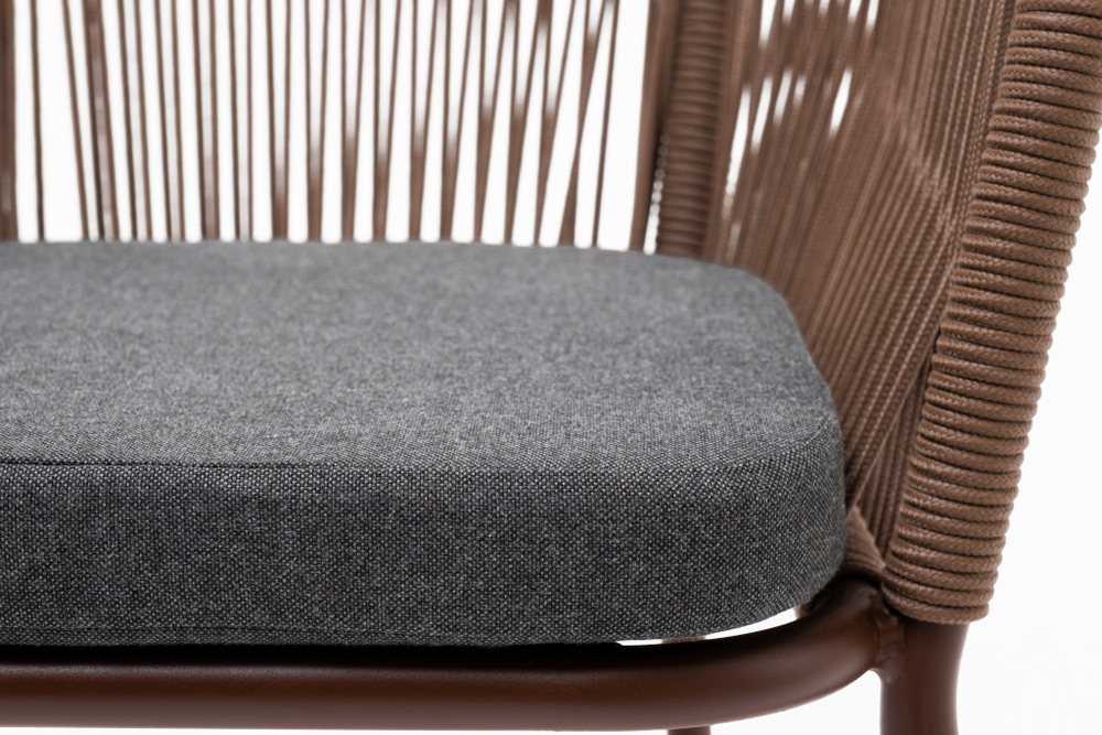 "Марсель" стул плетеный из роупа, каркас алюминий коричневый (RAL8016) муар, роуп коричневый круглый, ткань темно-серая 027