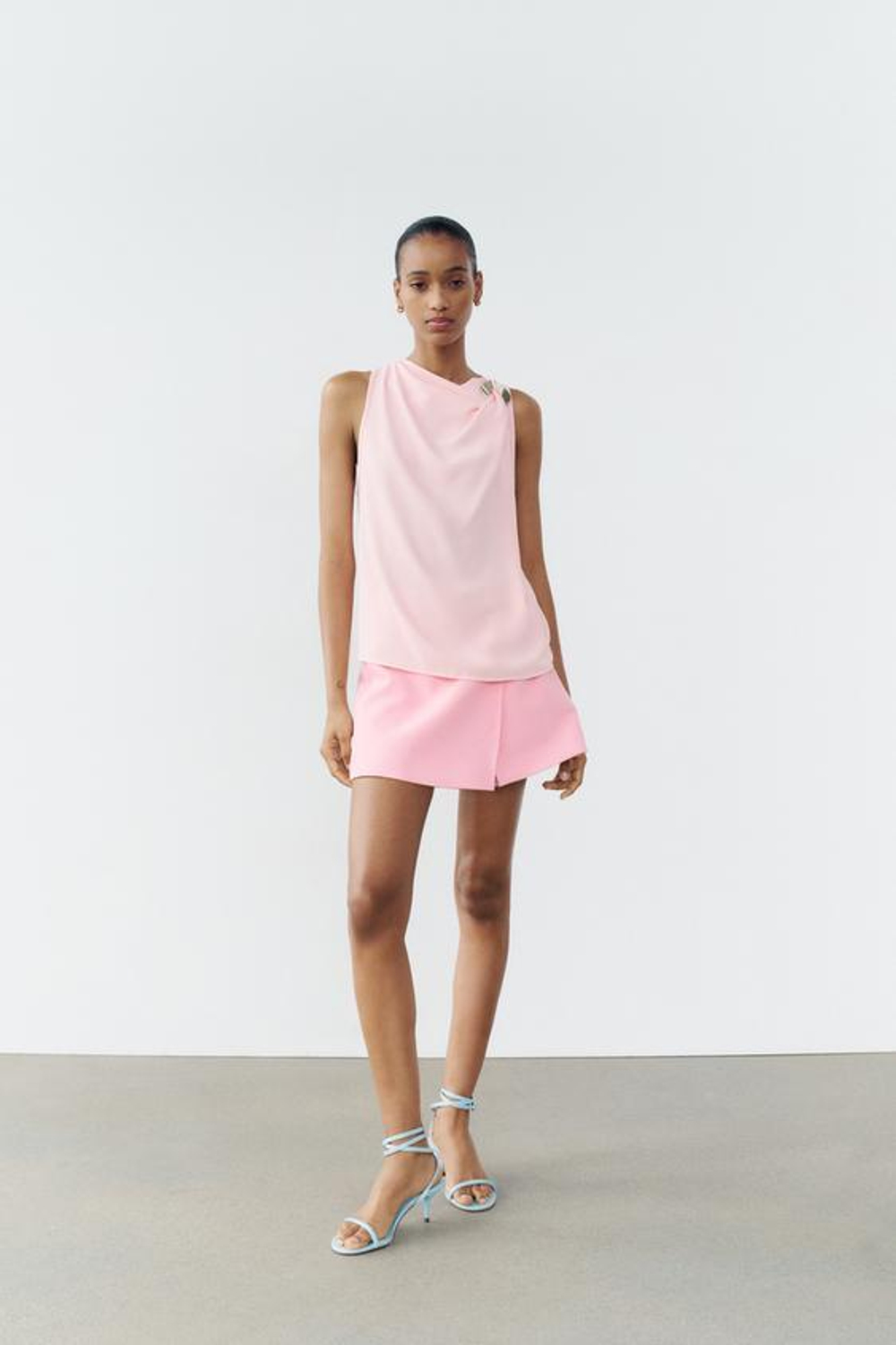 ZARA ТОП ИЗ КРЕПА С ЗОЛОТИСТОЙ ДЕТАЛЬЮ, ПАСТЕЛЬНО-РОЗОВЫЙ