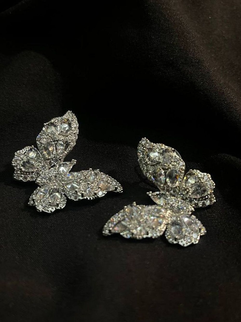 Серьги гвоздики бабочки белые