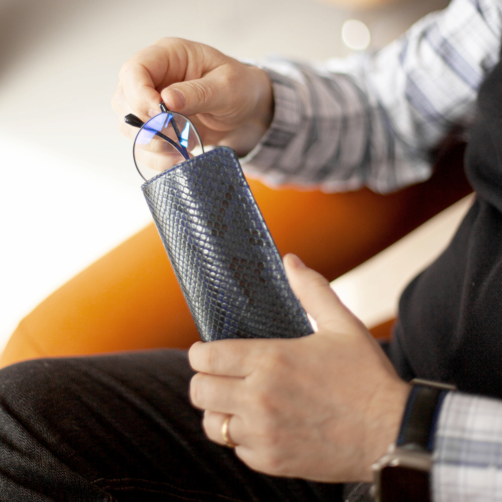 Футляр для очков Lunette из кожи питона, синего цвета