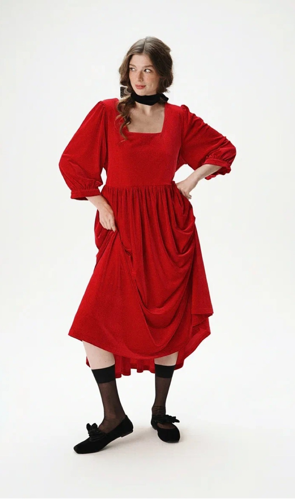 Платье с квадратным вырезом и рукавами-фонариками из бархата "Заветное желание"