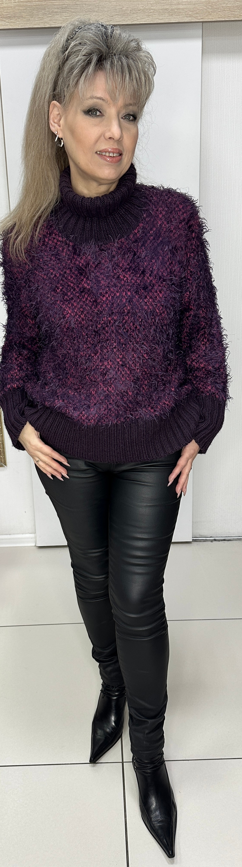 Короткий немецкий свитер с ворсинками