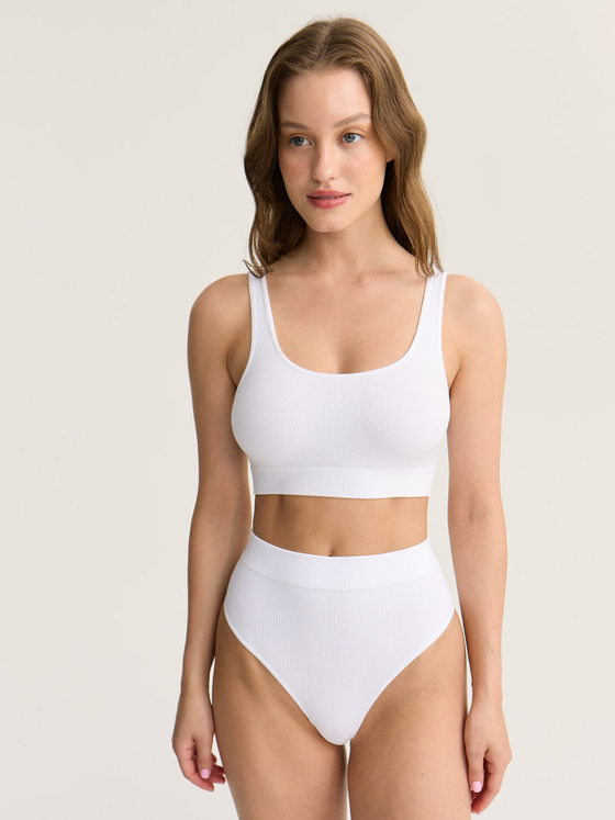 Бесшовный топ на широких бретелях