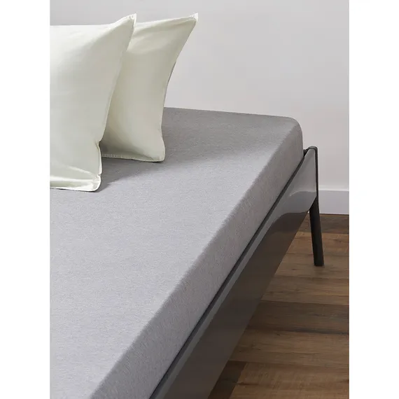 Простыня на резинке из хлопкового трикотажа серо-бежевого цвета из коллекции essential