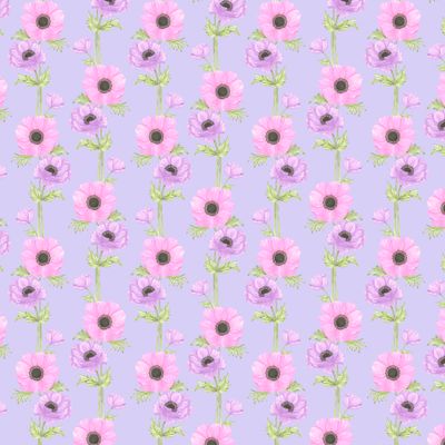 Букет розовых и сиреневых анемонов на голубом фоне