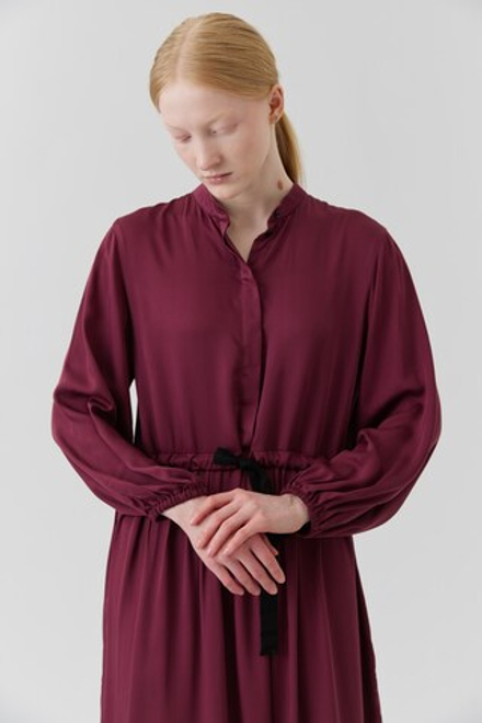 Платье на пуговицах с широкими рукавами из бордовой вискозы