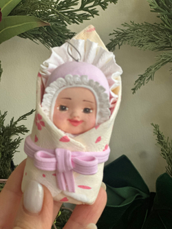 Елочная игрушка Пупсик в одеялке. Девочка