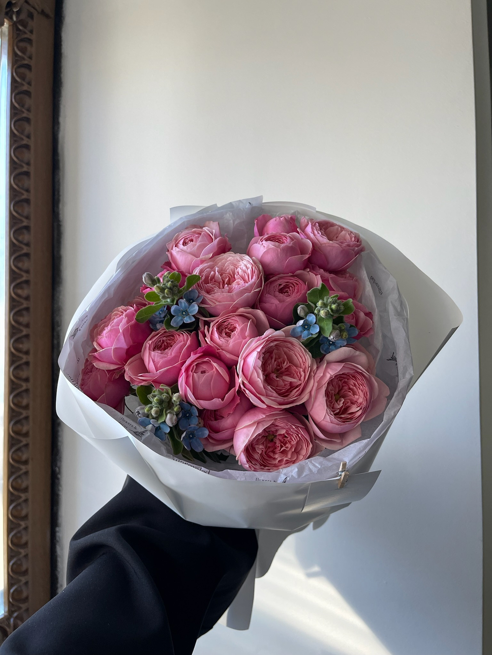 Букет из ярких кустовых пионовидных роз и голубого оксипеталума