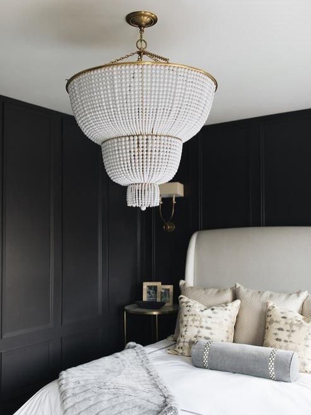 Роскошная люстра с каскадом жемчужных бусин на золотом основании ✨