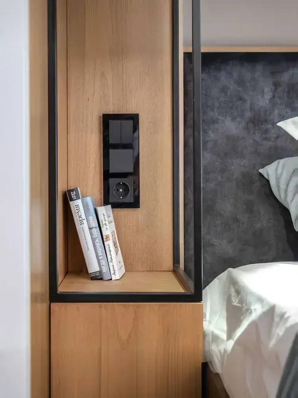 Розетка с заземлением скрытой установки Werkel W1171008 черная матовая