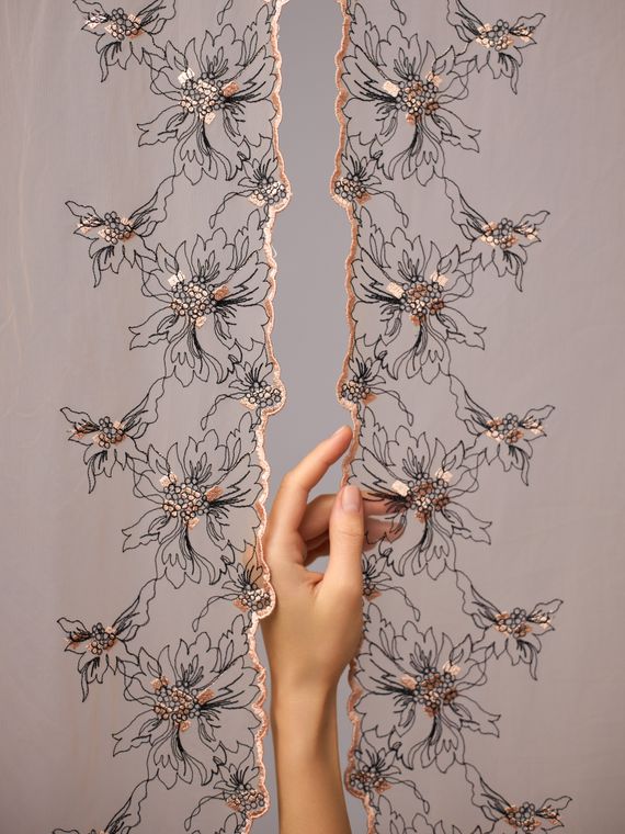 05-163 Вышивка на неэл. сетке 22 см, бежевый, черный, миндаль (левая)