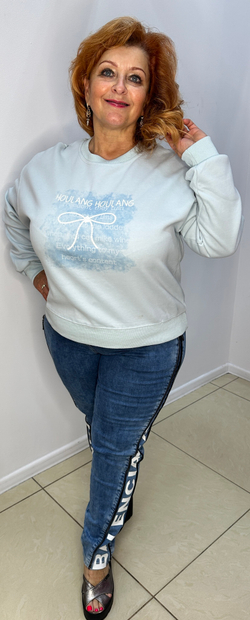 Синие джинсы c молниями и белой надписью