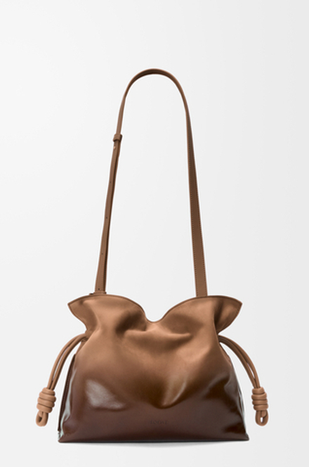 Loewe Средняя сумка-клатч Flamenco из лакированной нубуковой кожи с градиентным переходом цвета, мокко