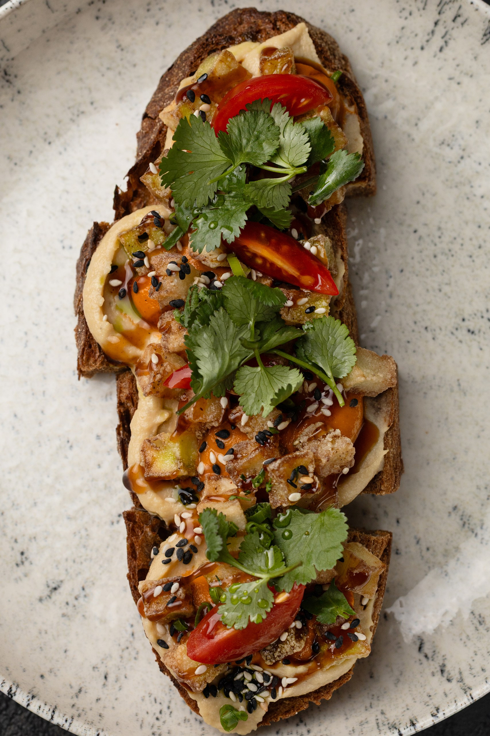 Брускетта с хумусом и овощами